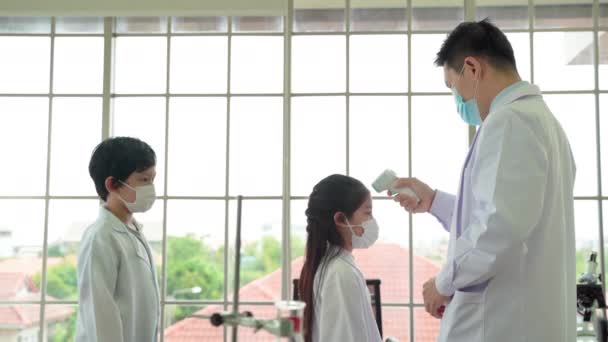 Während Der Naturwissenschaften Messen Lehrer Mit Einem Infrarot Thermometer Das — Stockvideo