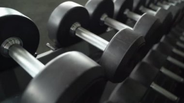 Dambıllar spor salonunda düzgünce yerleştirilmiş.