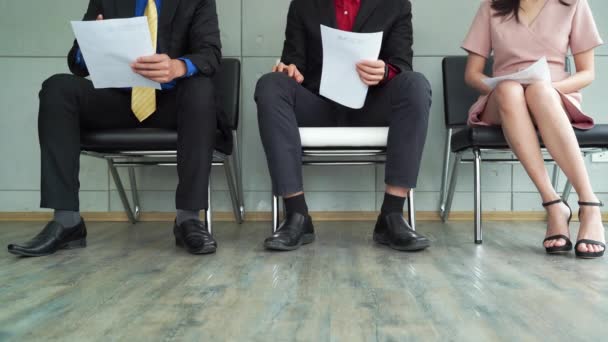 Kandydaci Bezrobotnych Biznesmenów Siedzą Fotelach Rzędzie Kolejki Czekając Rozmowę Kwalifikacyjną — Wideo stockowe