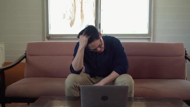 Otec Utěšující Svého Syna Který Seděl Stresu Prohrávajícího Podniku — Stock video