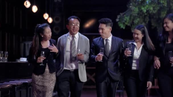 Grup Işadamlarının Aperatif Şampanyası Adamlarının Toplantıdan Sonra Kutlama Başarısı Kutlama — Stok video
