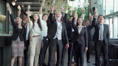 Partideki tüm şirket çalışanlarıyla birlikte İdari Tezahürat Şampanyası.