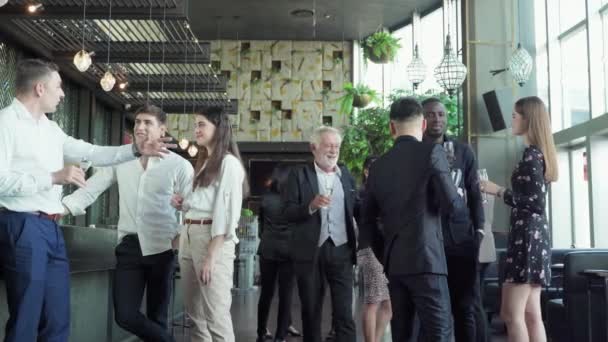 Grupo Multi Étnico Empresários Conversando Juntos Festa Reunião Com Taças — Vídeo de Stock