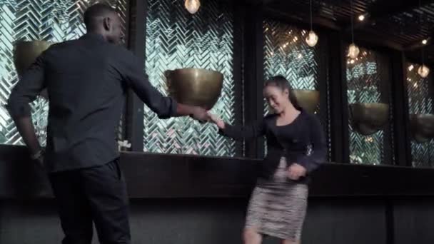 Les Femmes Asiatiques Les Hommes Noirs Amoureux Amusent Une Fête — Video