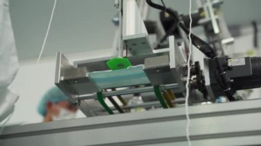 Fabrika makineleri insanların koronavirüse karşı takabilecekleri yüz maskeleri üretmek için acele ediyor. Ağır bir şekilde yayılmış.