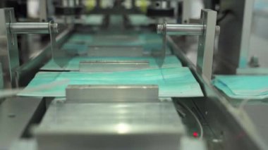 Fabrika makineleri insanların koronavirüse karşı takabilecekleri yüz maskeleri üretmek için acele ediyor. Ağır bir şekilde yayılmış.