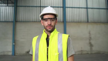 Depoda gülümseyen genç mühendis.