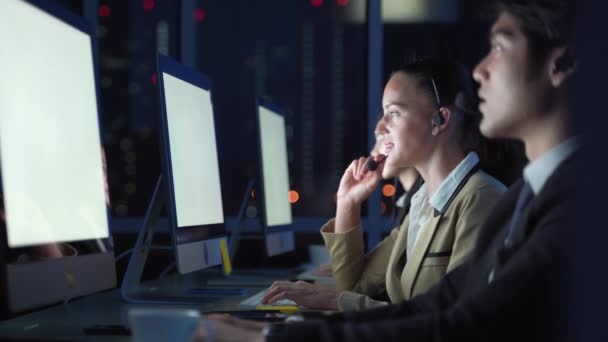 呼叫中心全天24小时提供客户服务 呼叫中心工作人员也愿意为您提供服务 将在夜间提供服务 — 图库视频影像