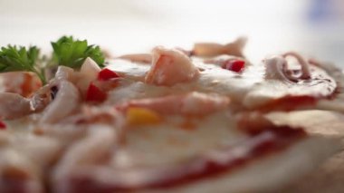 Yakın çekim, yavaş çekim videosu, tahta tepsiden pizza kepçesi.