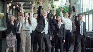 Partideki tüm şirket çalışanlarıyla birlikte İdari Tezahürat Şampanyası.