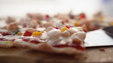 Yakın çekim, yavaş çekim videosu, tahta tepsiden pizza kepçesi.