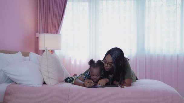 Une Mère Afro Américaine Apprend Fille Écrire Dans Une Chambre — Video