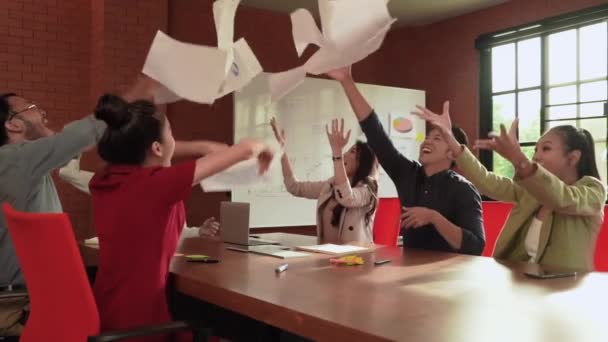 Lambat Gerak Tim Bisnis Melempar Kertas Dari Sukacita Setelah Mencapai — Stok Video