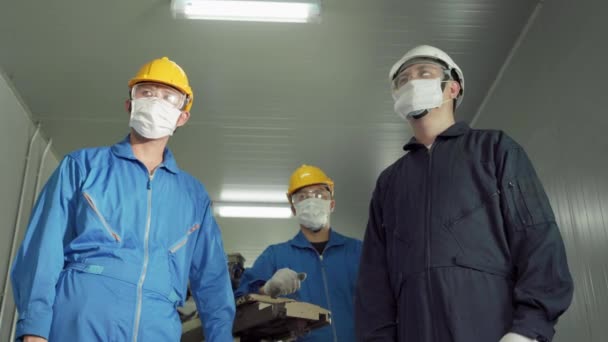 工厂的工程师们带着自信的微笑摘下了面具 Covid 流行病的概念阻止了疫情的爆发 — 图库视频影像