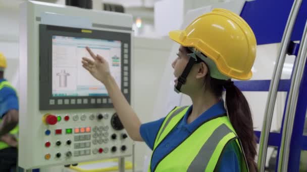 Joven Mujer Asiática Capataz Explicando Funcionamiento Del Panel Control Maquinaria — Vídeo de stock