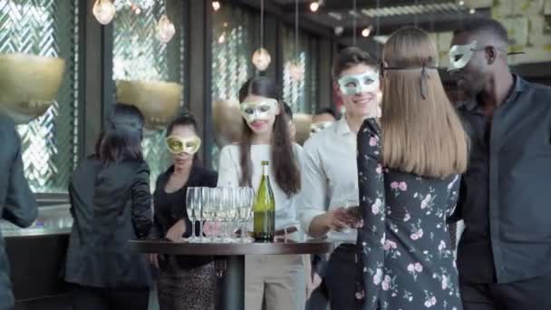 Multi Ethnische Gruppe Von Geschäftsleuten Plaudert Bei Treffen Fancy Maske — Stockvideo