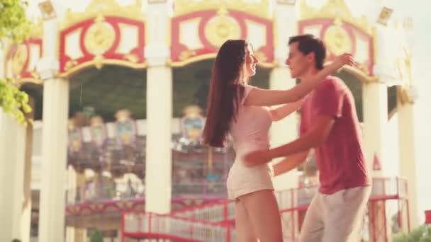 Pár Letí Objetí Šťastně Otáčí Při Cestování Zábavním Parku — Stock video