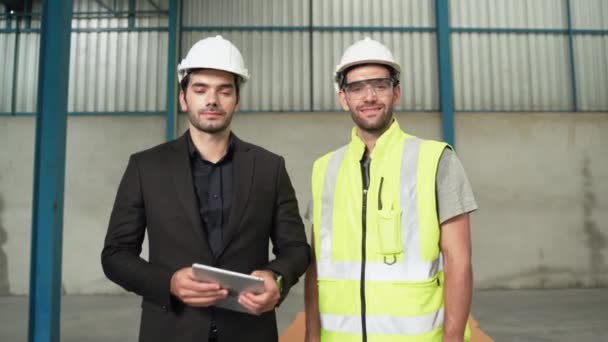 Inspecteur Ingénieur Usine Sont Hauteur Pour Exprimer Leur Confiance — Video