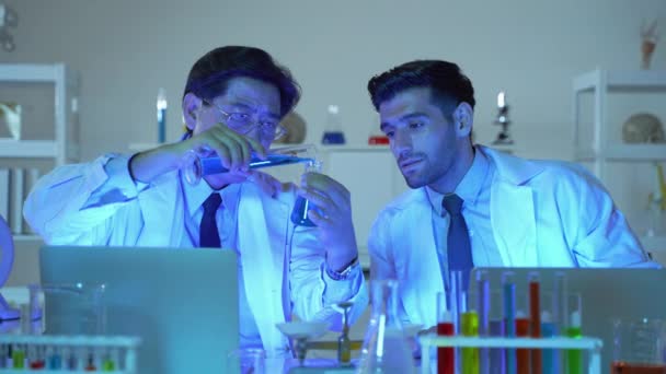 Vědecké Laboratoři Noci Dva Vědci Nalévali Materiál Zkumavky Zaznamenávali Výsledky — Stock video
