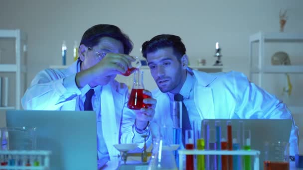 Dans Laboratoire Scientifique Nuit Deux Scientifiques Versaient Matériel Dans Une — Video