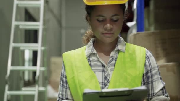 Eine Junge Afroamerikanische Arbeiterin Die Einem Lager Arbeitet Blickt Lächelnd — Stockvideo