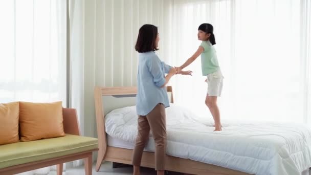 Мати Дочка Танцюють Спальні Весело — стокове відео