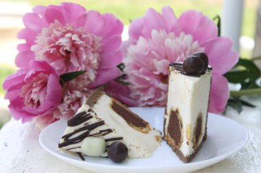 Mousse kek ile profiterol