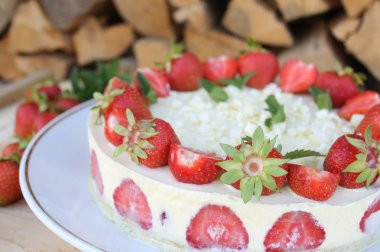 Çikolatalı çilekli kek.