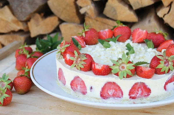 çilekli kek ve naneli