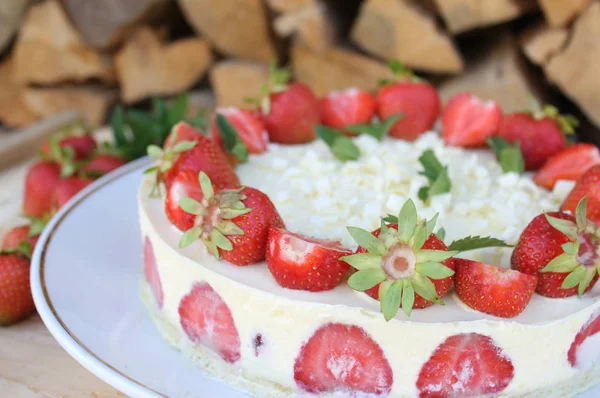 Çikolatalı çilekli kek.