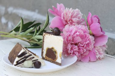 beyaz pasta ve peonies