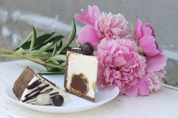 beyaz pasta ve peonies