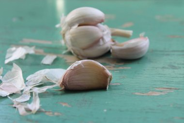 masanın üzerine sarımsak karanfil