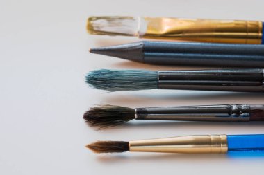 beyaz arkaplanda fırça