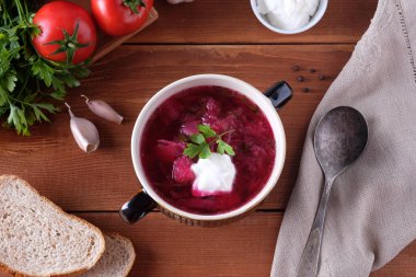 Geleneksel Ukraynalı Rus borsch ekşi krema ile