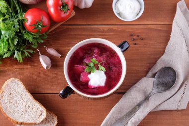 Geleneksel Ukraynalı Rus borsch ekşi krema ile