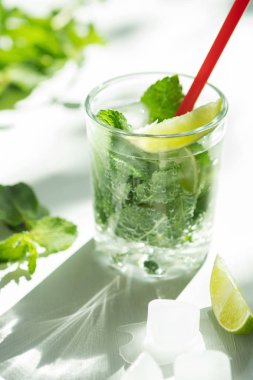 Soğuk yaz Mojito limonata bir bardak beyaz bir arka planda yenileme sucold yenileniyor. Limon, nane, ice.mmer Mocold ferahlatıcı yaz Mojito limonata bir cam üzerine bir bardak beyaz bir arka plan üzerinde beyaz background.jito limonata. Limon, nane, buz.