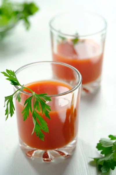 Ett Glas Färsk Tomatjuice Och Tomater Persilja — Stockfoto