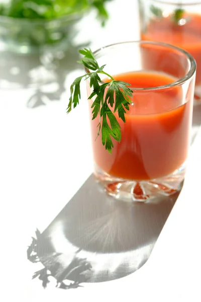 Ett Glas Färsk Tomatjuice Och Tomater Persilja — Stockfoto