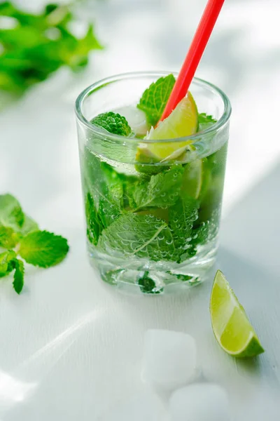 Kalte Erfrischende Sukkalte Erfrischende Sommer Mojito Limonade Glas Auf Weißem — Stockfoto
