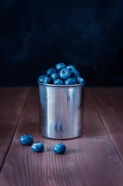 Taze çiğ çilek, yaban mersini, ahşap arka plan üzerinde.