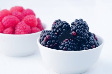 beyaz arkaplanda taze meyveler