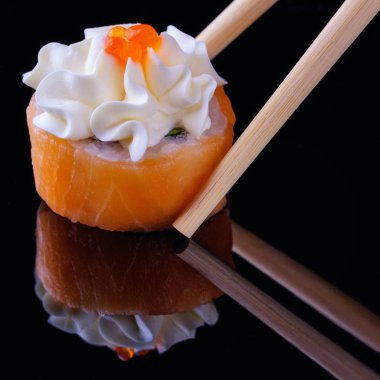 Suşi somon ve havyar siyah bir arka plan ile sopa suşi için