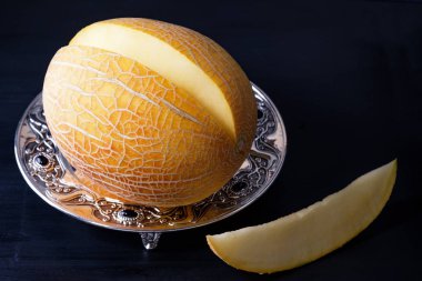 Organik kavun bir gümüş tepsi kavun oturan parçalara kesilmiş parçalar halinde kesilmiş şor ham organik kavun kesme