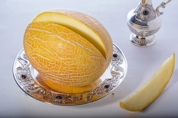 Organik kavun bir gümüş tepsi kavun oturan parçalara kesilmiş parçalar halinde kesilmiş şor ham organik kavun kesme