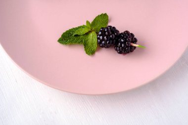 Taze yabanmersini beyaz arka plan. Sulu orman çilek, yaban mersini. Sağlıklı yiyecek ve beslenme. Lezzetli ağız sulandıran meyveler, her zaman yararlı