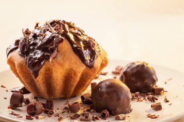 Kek çikolata, çikolata şekerleme, çikolata cips ile drizzled. Tatlı tatlılar ev yapımı sevenler için