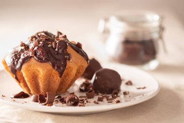 Kek çikolata, çikolata şekerleme, çikolata cips ile drizzled. Tatlı tatlılar ev yapımı sevenler için