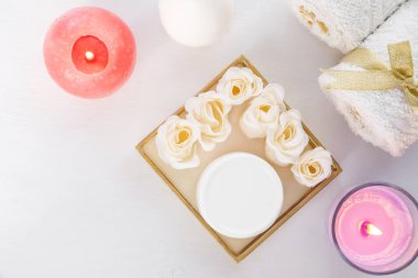 Gül beyaz arka plan üzerinde şeklinde sabun. Havlu, mumlar, krema konservesi. Spa uygulamaları, hassas aksesuarlar kokulu el yapımı