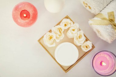 Gül beyaz arka plan üzerinde şeklinde sabun. Havlu, mumlar, krema konservesi. Spa uygulamaları, hassas aksesuarlar kokulu el yapımı